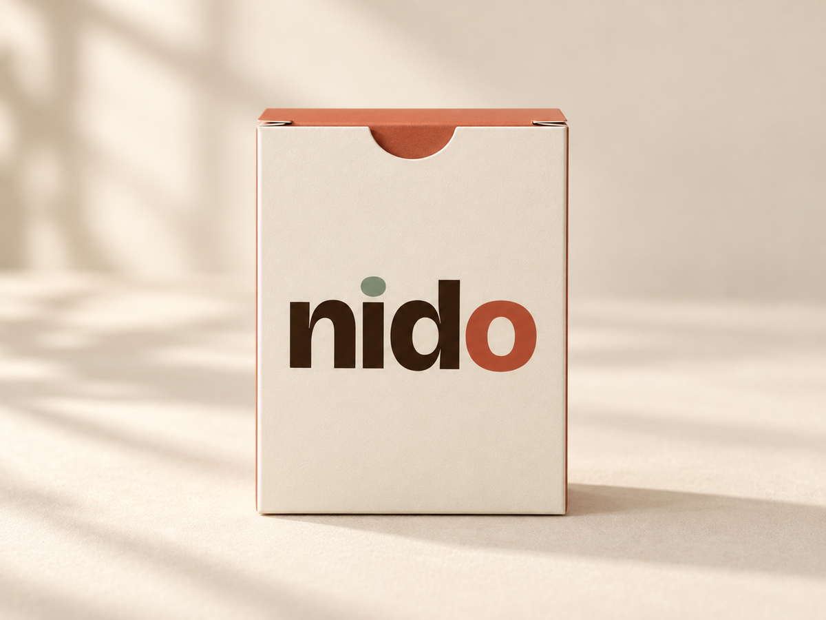 Caja del Juego de Cartas NIDO de frente