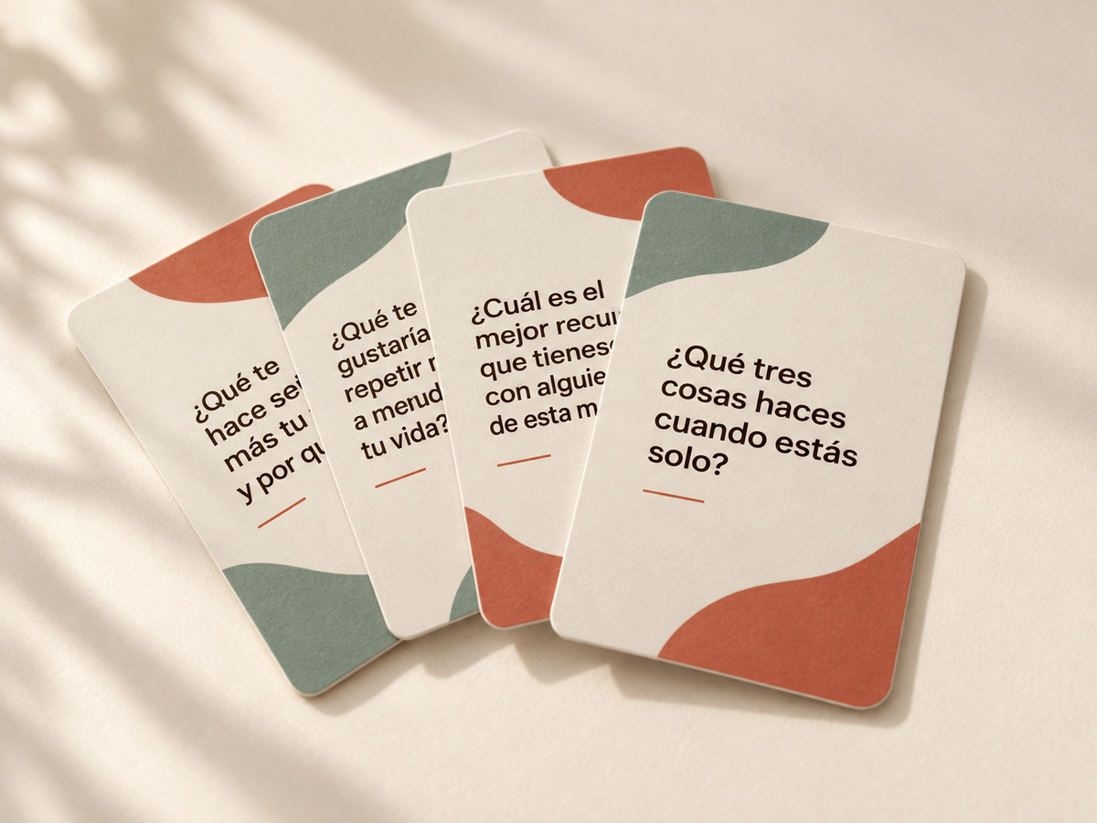 Cuatro cartas NIDO en abanico con preguntas